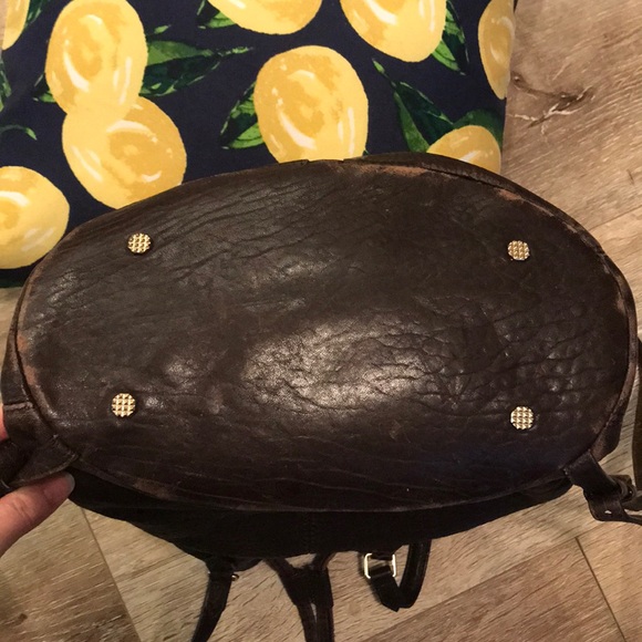 HOST PICK 🫶 Elizabeth & James Leather Cynnie Sling Bucket Bag Dark Brown Raisin - Picture 5 of 12